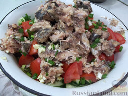 Салат с сардинами и овощами: Все продукты положим в салатницу и добавим консервированные сардины, которые порежем кусочками среднего размера.