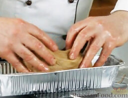 Заварной черный хлеб с тмином: Выкладываем в форму наше тесто и оставляем в теплом месте подниматься. Сколько это займет времени, зависит от температуры в вашей кухне. Признак готовности - увеличение в объеме в два раза. Если вы пользуетесь хлебопечкой, тесто подойдет за 20-25 минут.  В ржаной муке по сравнению с пшеничной понижено содержание глютена. Это ценное свойство для аллергиков. Возможно, черный хлеб, сделанный из ржаной муки, окажется наиболее полезным для вас.  Сейчас тесто должно весить ровно 550 грамм. Вес стоит знать, поскольку это основной показатель готовности хлеба. При выпечке он должен потерять не больше 10 процентов веса - и не меньше. Если будет меньше, значит хлеб не пропекся. Будет больше - значит пересушен.