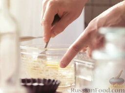 Английские крестовые булочки: Сделайте глазурь. Для этого подогрейте молоко, добавьте пудру и перемешивайте до полного растворения.  Сделайте смесь для крестов. Для этого смешайте муку и яйцо в пастообразную смесь.