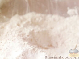 Английские крестовые булочки: Добавьте сахар и дрожжи.