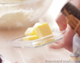 Английские крестовые булочки: Вмешайте в тесто сливочное масло.