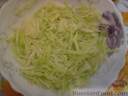 Салат из капусты с креветками "Праздничный": Как приготовить салат с капустой и креветками:    Капусту нашинковать, подсолить, помять руками.