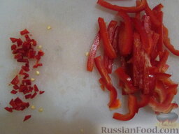 Салат из капусты с креветками "Праздничный": Болгарский перец нарезать соломкой. Острый перчик измельчить.