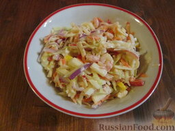Салат из капусты с креветками "Праздничный": Можно подавать салат с капустой и креветками в большом салатнике или в отдельных креманках. Приятного аппетита!