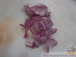 Салат из капусты с креветками "Праздничный": Лук нарезать четвертькольцами.