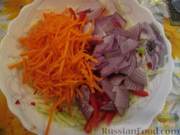 Салат из капусты с креветками "Праздничный": Морковь натереть на терке для морковки по-корейски.