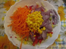 Салат из капусты с креветками "Праздничный": Добавить немного кукурузы.