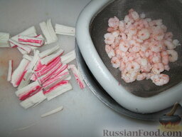 Салат из капусты с креветками "Праздничный": Крабовые палочки нарезать соломкой. Очищенные креветки приварить 4-5 минут.
