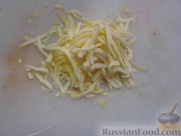 Салат из капусты с креветками "Праздничный": Сыр натереть на крупной терке.