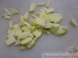 Салат из капусты с креветками "Праздничный": Яблоко очистить и нарезать мелким кубиком.