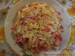 Салат из капусты с креветками "Праздничный": Заправить салат с капустой и креветками смесью из натурального йогурта и майонеза. Перемешать.