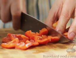 Гаспачо: Перец очистить от семян и нарезать. Добавить к огурцам и помидорам.