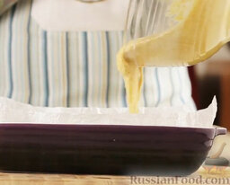 Испанский миндальный пирог: Вылить тесто в форму.