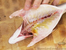 Сибас, запеченный в "панцире" из соли: Рыбу очистить от внутренностей и смазать оливковым маслом.