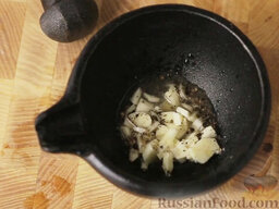 Сибас, запеченный в "панцире" из соли: Соединить чеснок, черный перец, соль, лимонный сок, сахар.