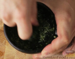 Сибас, запеченный в "панцире" из соли: Нарезать базилик. Добавить его к остальным специям. Истолочь все в ступке.