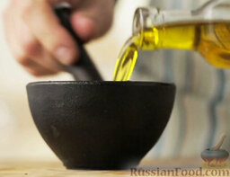 Сибас, запеченный в "панцире" из соли: Влить оливковое масло. Перемешать.