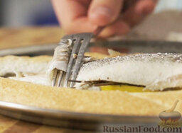 Сибас, запеченный в "панцире" из соли: Снять кожу с рыбы.