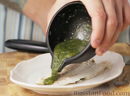 Сибас, запеченный в "панцире" из соли: Переложить филе на сервировочную тарелку. Полить приготовленным соусом.