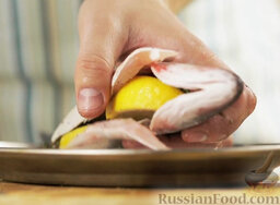 Сибас, запеченный в "панцире" из соли: Смазать противень маслом, выложить на него рыбу.