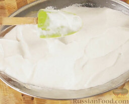 Сибас, запеченный в "панцире" из соли: Полностью покрыть рыбу массой из белка и соли.