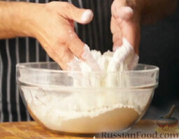 Рулет из песочно-дрожжевого теста с творожной начинкой: Добавить сахар и соль. Перемешать.