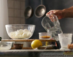 Рулет из песочно-дрожжевого теста с творожной начинкой: Приготовить начинку. Для этого переложить в миску творог с цедрой.  Лимон залить кипятком.