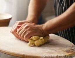 Рулет из песочно-дрожжевого теста с творожной начинкой: Разделочную доску подпылить мукой, выложить тесто и вымесить его.