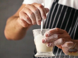 Рулет из песочно-дрожжевого теста с творожной начинкой: Развести дрожжи в теплом молоке.
