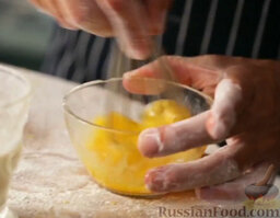 Рулет из песочно-дрожжевого теста с творожной начинкой: В отдельную миску выложить 1 яйцо и 1 желток. Взбить.