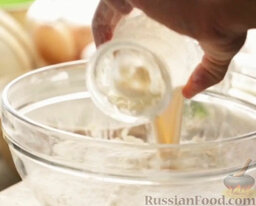 Рулет из песочно-дрожжевого теста с творожной начинкой: Влить в тесто молоко с дрожжами и яйца.