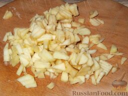 Запеканка творожная с макаронами и яблоками: Яблоки очистить и мелко нарезать.
