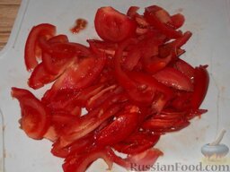 Лечо из перца с помидорами и луком: Как приготовить лечо из перца и помидоров:    Помидоры вымыть и нарезать тонкими дольками.