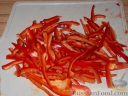 Лечо из перца с помидорами и луком: Перец вымыть, удалить семена, нарезать тонкими полосками.