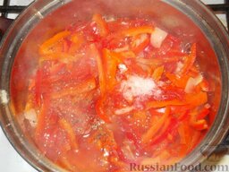 Лечо из перца с помидорами и луком: Варить лечо из перца и помидоров 20-25 минут.