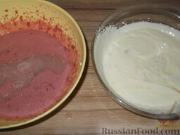 Сметанный торт-желе с клубничным конфитюром: Разделить желатин между белой и розовой частями. Перемешать.