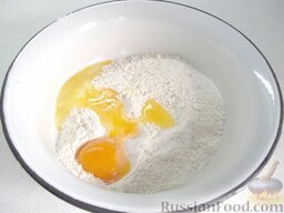 Блинчики, фаршированные яйцом и луком: Добавьте яйца, постное масло, соль, сахар.