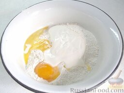 Блинчики, фаршированные яйцом и луком: Затем прибавьте сметану.
