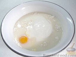 Блинчики, фаршированные яйцом и луком: Налейте воду и венчиком все хорошо вымешайте. Тесто должно иметь жидкую консистенцию.