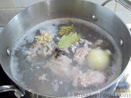 Борщ из замороженного щавеля, с яйцом: Мясо порежьте, положите в кастрюлю и залейте водой. Добавьте специи, лук, чеснок и поставьте на плиту вариться.