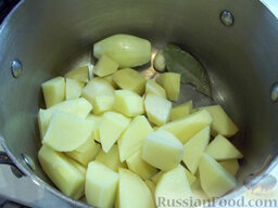 Картофельные зразы с мясом: Как приготовить картофельные зразы с мясом:    Картофель, лук и чеснок почистите, помойте и положите в кастрюлю.