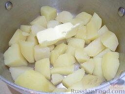 Картофельные зразы с мясом: Воду слейте, лук и чеснок выкиньте, положите сливочное масло и потолките картошку.