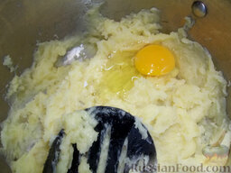 Картофельные зразы с мясом: Добавьте яйцо и быстро его вмешайте в пюре.