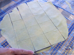 Манты: Скалкой раскатайте тесто и порежьте на квадраты, примерно 10х10 см.