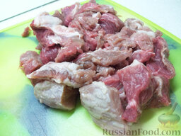 Гуляш из свинины: Как приготовить гуляш из свинины:    Мясо промойте и удалите пленку. Порежьте его небольшими кусочками, любой формы.