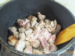 Гуляш из свинины: Кусочки мяса отправьте жариться в глубокую сковороду или казан, предварительно налив туда растительное масло и хорошо его разогрев.
