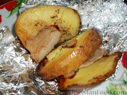 Картофель, запеченный на углях: Разгребите лопаточкой угли и достаньте картофель из мангала.   Дайте ему немного остыть и подавайте к столу.  Приятного аппетита!