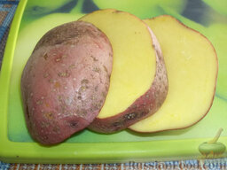 Картофель, запеченный на углях: Картофель помойте и разрежьте на 3 части.