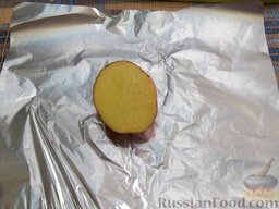Картофель, запеченный на углях: На фольгу положите одну половинку картофеля, посолите и поперчите.