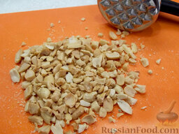 Овсяная каша с апельсином и арахисом: Арахис очистите от шелухи и подробите или поломайте. Я использую для этого кухонный молоточек.